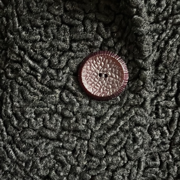 Gorgeous cropped faux fur jacket. - Picture 6 of 6